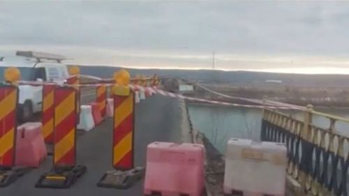 Lucrari de ”punere în siguranță” a podului peste Olt de lângă Drăgășani, construit în 1901 / Trotuarul podului s-a prăbușit în primăvară