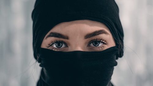 Libertate pentru o zi: După ce au sfidat o zi ordinul talibanilor, prezentatoarele tv din Afganistan şi-au acoperit din nou feţele