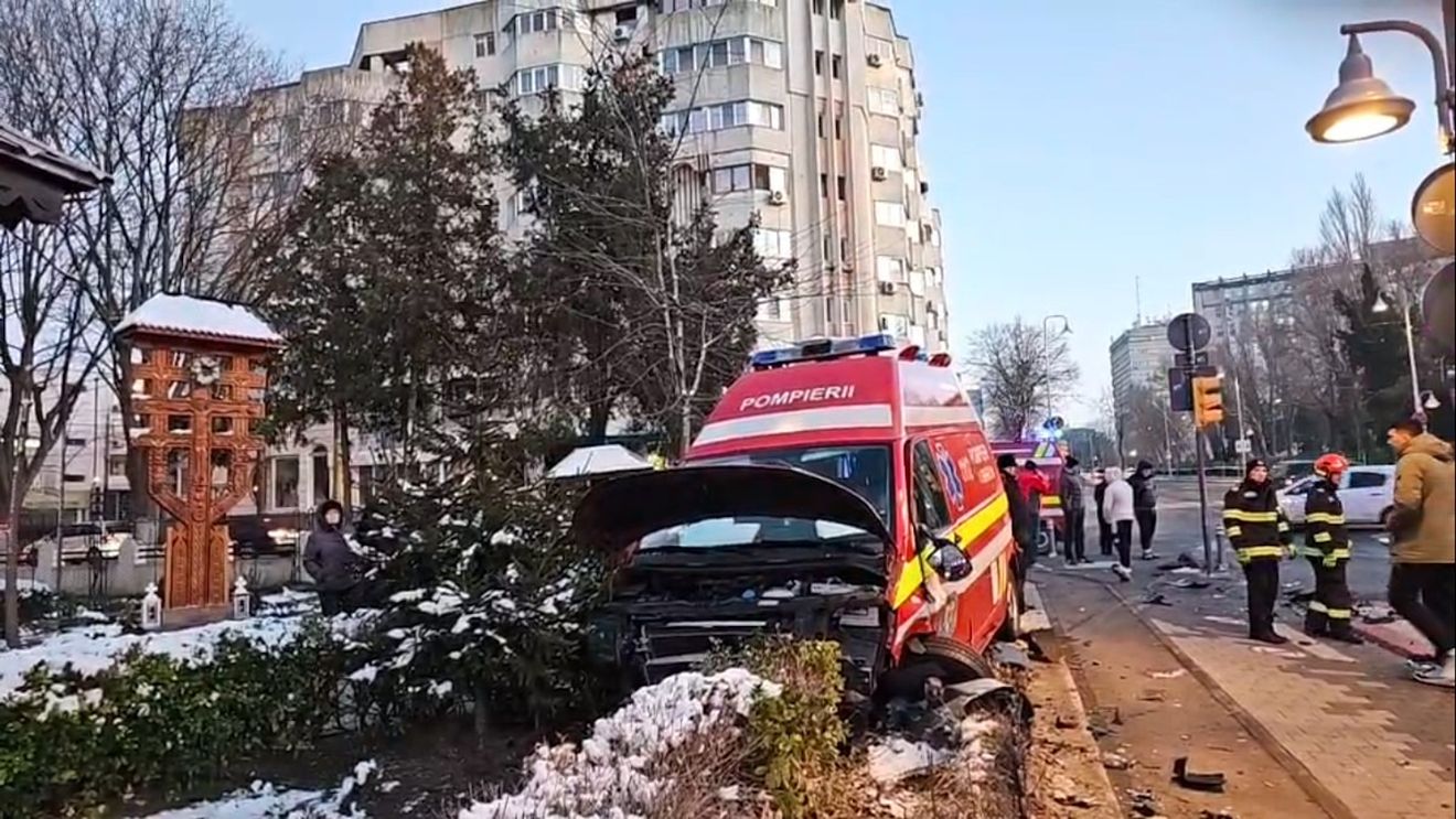 VIDEO Ambulanță SMURD, implicată într-un accident în Constanța/ Trei paramedici și un voluntar au ajuns la spital/ Autospeciala a fost proiectată în gardul unei biserici
