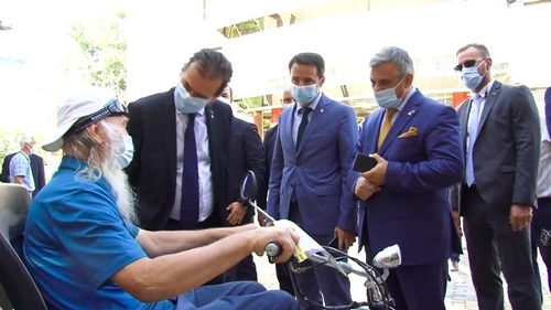 VIDEO Ludovic Orban îl  întreabă pe un bătrân aflat într-un scaun cu rotile: „Asta ce viteză prinde?”