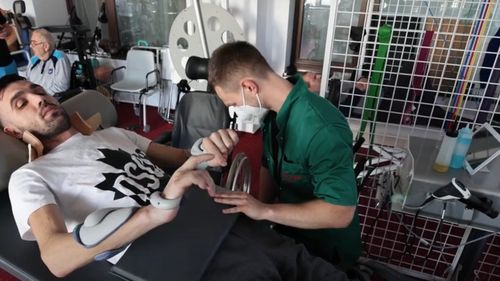 A sărit în piscină și a rămas complet paralizat, cu dublă fractură cervicală. Recuperarea la Spitalul Sfântul Sava, l-a repus pe picioare, în doar 6 luni (P)