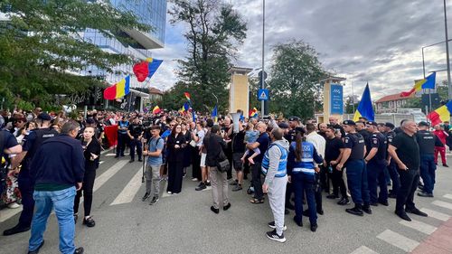 UPDATE Susținătorii pro-rusului Călin Georgescu au făcut scandal în fața Tribunalului București / Un bărbat a fost ridicat de jandarmi / Jandarmeria dezminte informația conform căreia o femeie însărcinată ar fi fost agresată de forțele de ordine