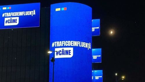 Disperare în ultima zi de campanie: Un panou luminos uriaș cu hashtagurile ”Câine” și ”Trafic de influență” a fost afișat lângă Biserica Sfântul Gheorghe Nou, între Piața Universității și Piața Unirii din Capitală