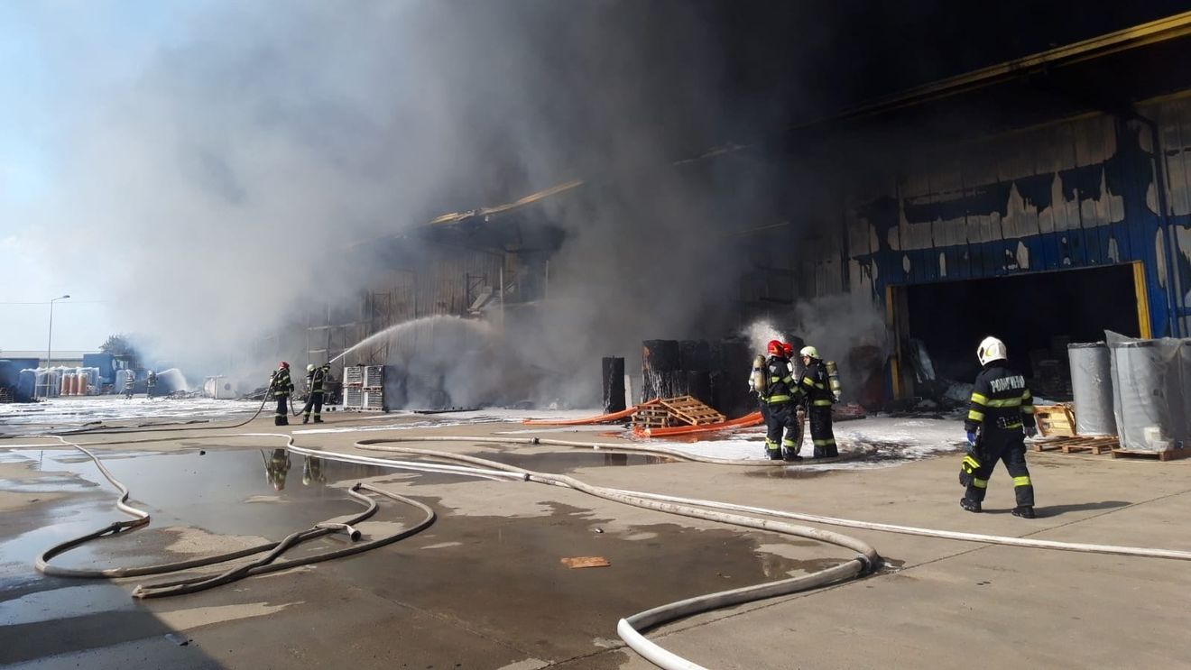 Oradea: Incendiu puternic la un depozit de instalații sanitare