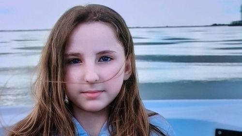 UPDATE Fata de 12 ani din București care fusese dată dispărută a fost găsită / Nu a fost victima vreunei infracțiuni