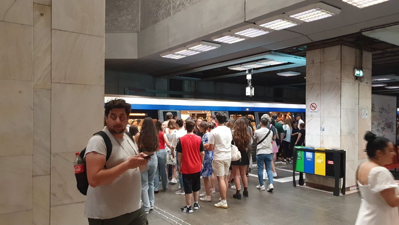 Circulaţie perturbată la Metroul din București, după ce un tânăr ar fi căzut pe linie în fața metroului, în stația Aurel Vlaicu / Mai multe echipaje de intervenţie s-au deplasat la faţa locului