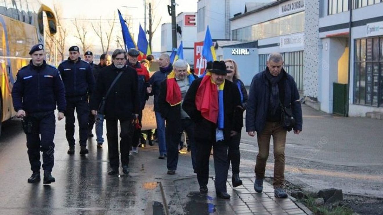 Marş în orașul Bistriţa pentru comemorarea Revoluției din decembrie 1989