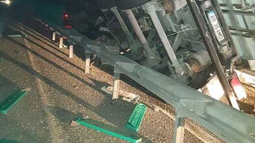 Trafic perturbat pe Autostrada București-Constanța după ce două TIR-uri au făcut accident/ Unul din ele s-a răsturnat, un bărbat este rănit