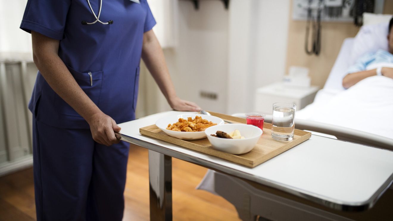 Un spital din Brașov angajează firmă de catering, după ce nu a mai găsit personal pe piață / Cele trei bucătărese rămase fără obiectul muncii vor lucra ca infirmiere