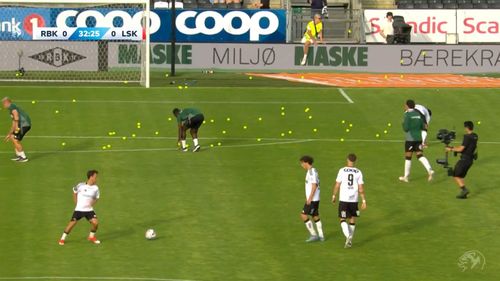 Meci din campionatul Norvegiei, întrerupt după ce fanii au protestat faţă de folosirea sistemului VAR / Au aruncat cu crochete de peşte și mingi de tenis în teren