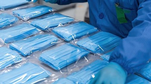 Raed Arafat: Astăzi începem repartiţia a 200.000 de măşti FFP 2 și FFP 3 către personalul medical. Vor fi aduse în ţară 100.000 de combinezoane pentru protecţie