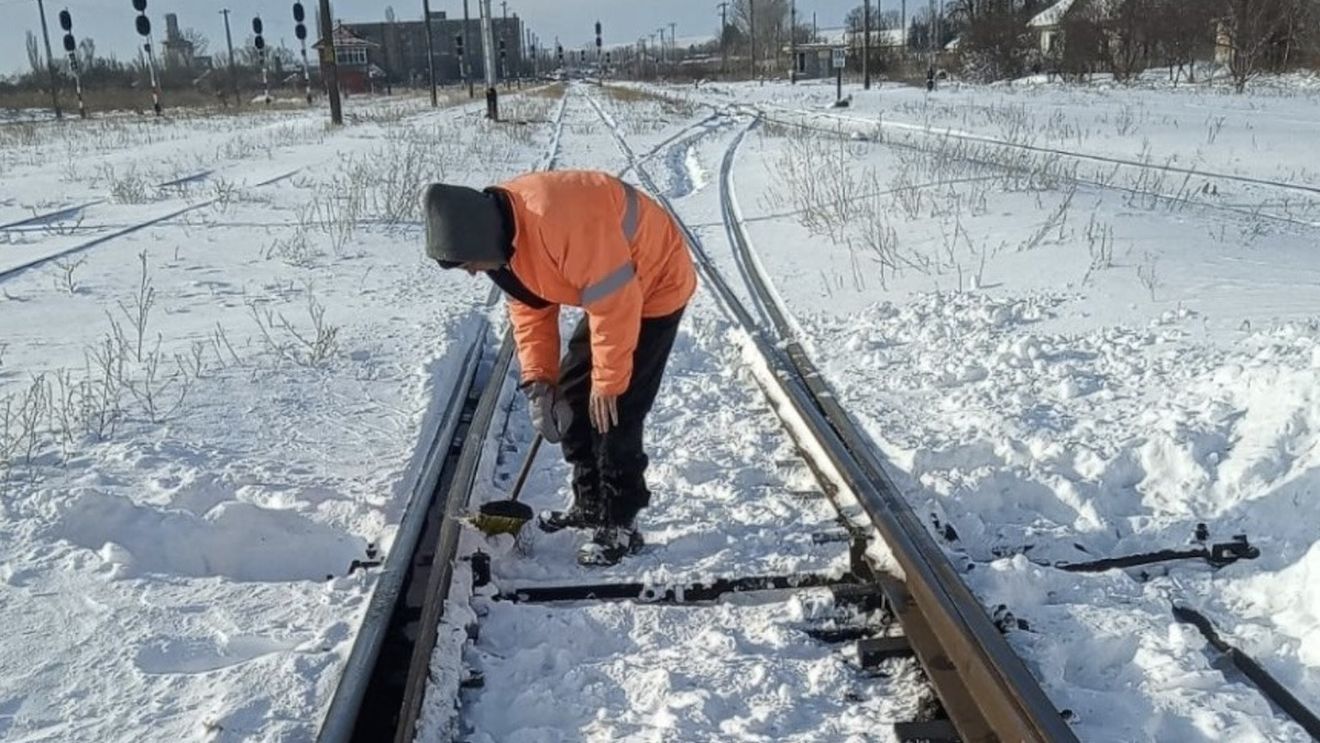 Întârzieri în circulaţia trenurilor, din cauza unor şine rupte în urma temperaturilor scăzute, în raza regionalelor CFR Iaşi, Braşov şi Craiova