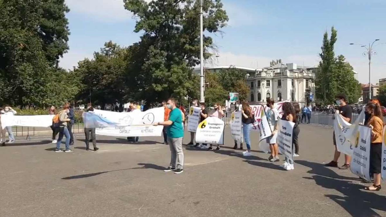 Câteva zeci de elevi au protestat în fața guvernului, în prima zi de școală: “Masă caldă în școli”, “Ore remediale pentru toți”, “Burse școlare diferențiate” / “Sunteți vinovați de eșecurile educației”