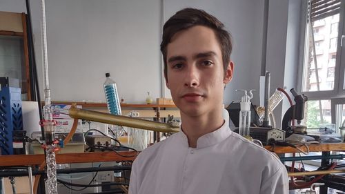 Olimpic internațional la chimie rămas în România pentru a face cercetare. Ștefan Dimitriu: În perioada vacanței lucrez zilnic în laborator