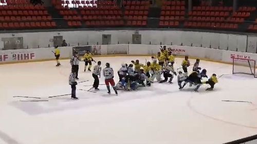 VIDEO Bătaie generală între copii de 15 ani, la un meci de hochei, în Brașov / S-au întâlnit Corona Brașov și Cârța Harghita, în campionatul național