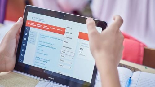 „Dăruiește o tabletă pentru o șansă la educație!” Campania demarată de Arhiepiscopia Clujului are scopul de a-i sprijini pe copiii defavorizați, în procesul învățământului online