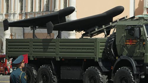 „Mopede zburătoare”: Ce sunt dronele rusești Geran-2, precum cea care a lovit un bloc din Galați / Autonomie de până la 2.500 de km și viteză de circa 185 km/h