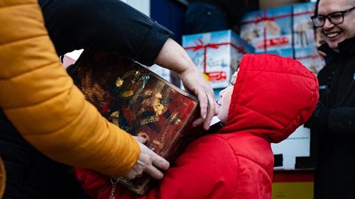 Bistrița-Năsăud: Cadouri din Germania pentru 12.000 de copii din comunitățile aflate pe Via Transilvanica