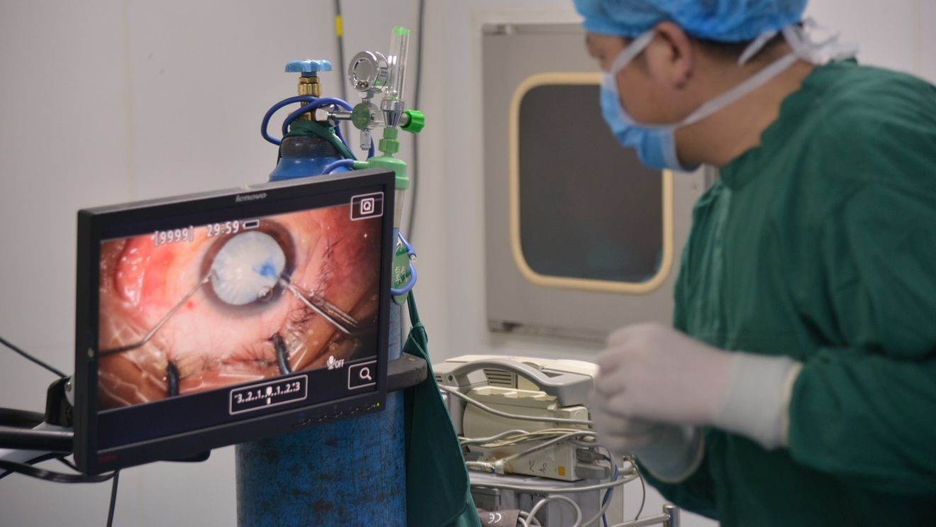 Unei femei i-a fost redată complet vederea, după o intervenție chirurgicală la Spitalul de Neurochirurgie din Iași / Medicii i-au eliminat o tumoră oculară rară, de patru centimetri