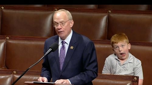 VIDEO Statele Unite: Băiatul de 6 ani al unui congresman republican a devenit viral pentru că s-a strâmbat în timpul discursului ținut de tatăl lui/ Acesta îi lua apărarea lui Donald Trump în Camera Reprezentanților