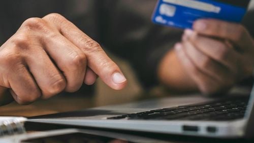 Comercianţii cu amănuntul pierd 100 de miliarde de dolari pe an din ”fraude prietenoase” / Cum funcționează