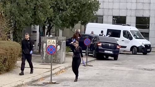 UPDATE Un militar al forțelor armate franceze a fost găsit mort într-un hotel din București, cu o foarfecă înfiptă în zona gâtului