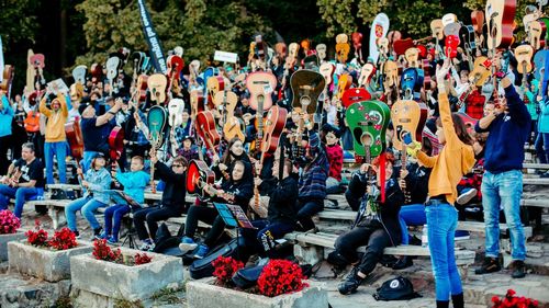 Peste 300 de chitariști vor cânta împreună, sâmbătă, la Timișoara, la ”Guitar Day” / Li se alătură în concerte Radu Almășan de la Bosquito, Ștefan Boldijar de la Semnal M și Ducu Bertzi