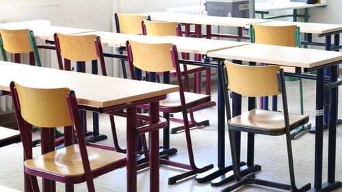 O școală cu promovabilitate 100% și abandon școlar zero, cu 420 de elevi, a fost desființată politic și absorbită de una cu 300 de elevi. Profesorii au contestat decizia politicienilor locali și a inspectoratului