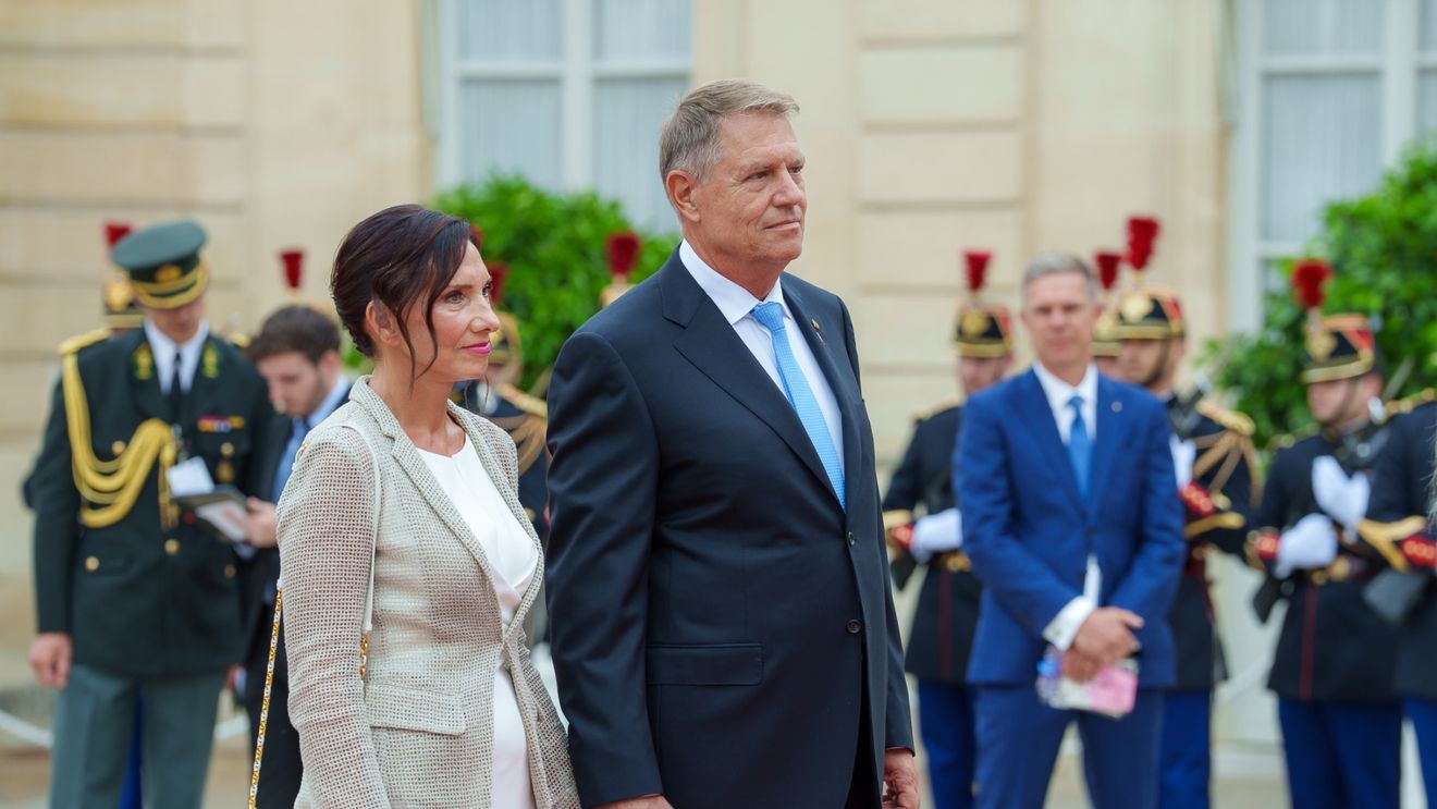 Președintele Iohannis și-a decorat cu cel mai mare grad liceul la care a predat și unde și-a blocat postul timp de 27 de ani. Tot cu grad de Mare Ofițer a decorat și colegiul la care predă soția lui