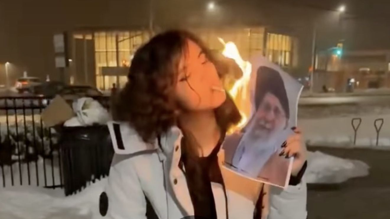 Aprinderea unei țigări cu portretul lui Khamenei în flăcări devine un simbol al protestelor din Iran