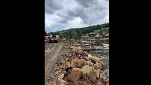 Echipele de la „Apele Române” intervin în județul Alba pentru remedierea problemelor cauzate de inundații