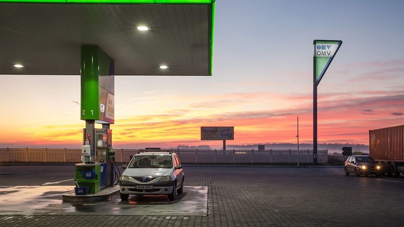 Consiliul Concurenței: Marile lanțuri de benzinării au redus prețurile pe litru la carburanți