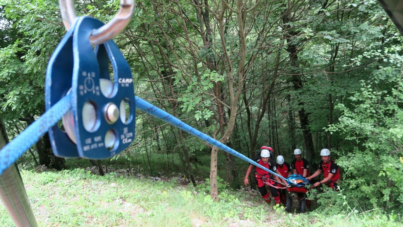 Salvamont România: 14 intervenţii în ultimele 24 de ore, au fost salvate 21 de persoane / Cinci turişti au fost răniţi şi doi au murit
