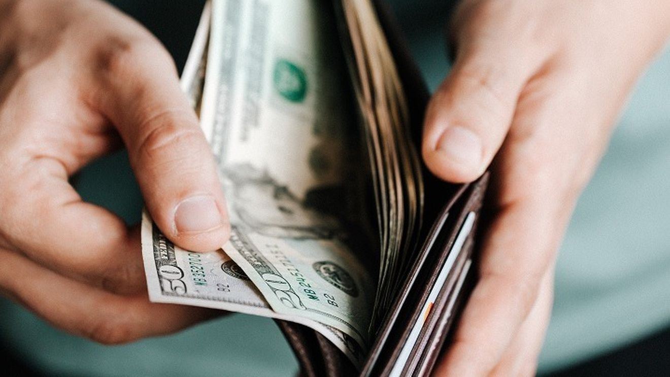 Dolarul american scade la minimul ultimilor trei ani
