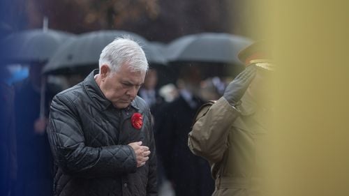 BREAKING Ministerul Apărării a retras proiectul prin care crea o nouă categorie de pensionari speciali: civilii care lucrează în armată, poliție și servicii secrete se pot pensiona mult mai repede, la fel ca militarii