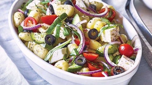 Pastele de vineri seara. Salată grecească de gnocchi, o alternativă la rețeta similară italiană / Două variante contemporane vegane, cu lămâie sau avocado