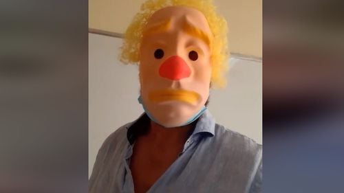 INTERVIU Profesorul din Oradea care făcea propagandă anti-mască în timpul orei își bazează atitudinea pe ”studii” pe care nu le poate cita. El pretinde că "elevii pot decide singuri, sunt adolescenți”