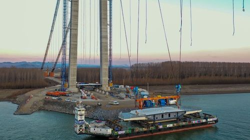 Podul suspendat Brăila – Tulcea ar putea fi utilizabil până la sfârşitul anului / ”Lucrările au ajuns acum la un stadiu fizic de 60%”
