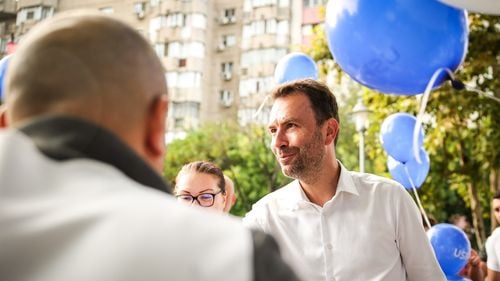 Cătălin Drulă și-a început în stradă campania pentru Primăria Capitalei: În 8 luni, cât am fost ministru, am arătat că se poate să te iei de mafioți și să îi dai jos