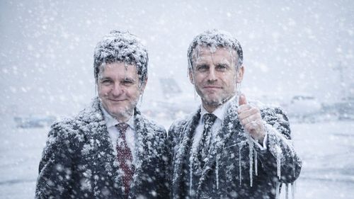 Festival pe rețele de socializare după ce Nicușor Dan a rămas blocat de zăpadă la Paris / Zeci de imagini îl prezintă pe președintele României în ipostaze comice