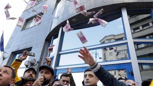 FOTO Protest AUR în faţa sediului Autorităţii de Supraveghere Financiară / George Simion și susținătorii săi au vrut să dea buzna în instituție