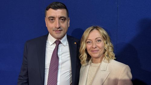 Simion, fotografie cu Giorgia Meloni la Congresul organizat de partidul Fratelli d'Italia: „Premierul Italiei cunoaşte despre lovitura de stat din România şi ne va ajuta la nivel european să îi oprim”