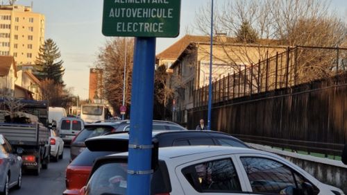 În teste la Braşov: „priza la stâlp” pentru mașinile electrice / În următoarele şase luni încărcarea va fi gratuită