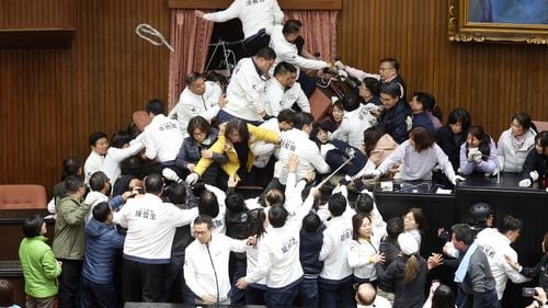 Altercaţie în parlamentul taiwanez în legătură cu proiecte de lege acuzate că ar "dăuna democraţiei"