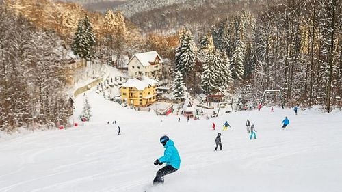 Începe sezonul de schi la Şugaş Băi, în județul Covasna / Pârtia de aici are 250 de metri, iar o urcare costă 14 lei, cu 2 lei mai mult decât sezonul precedent