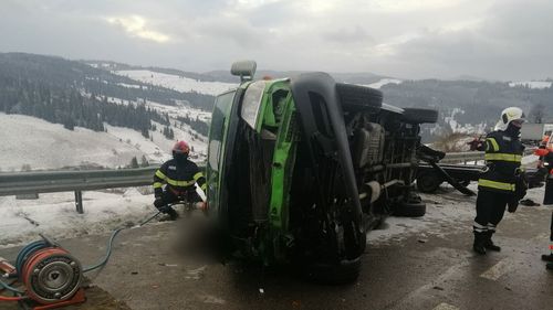 Doi morţi şi doi răniţi, după ce un microbuz s-a răsturnat în Pasul Mestecăniş