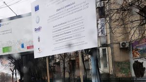 Mai multă disciplină în construcții: amendă pentru dezvoltatorii care „uită” panoul de identificare - proiect