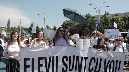 VIDEO La protestul profesorilor au venit și elevi / Se strigă ”Elevii sunt cu voi!” în Piața Victoriei