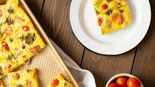 Ouă cu cârnați de pui, pesto și roșii la cuptor / Un mic dejun savuros și foarte practic: îl poți lua ușor la birou, ca gustare