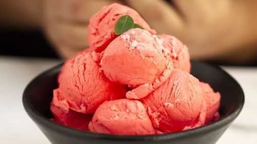 Înghețată de pepene fără aparat de făcut înghețată, în două versiuni, cremoasă și light. E nevoie de doar patru ingrediente și un congelator